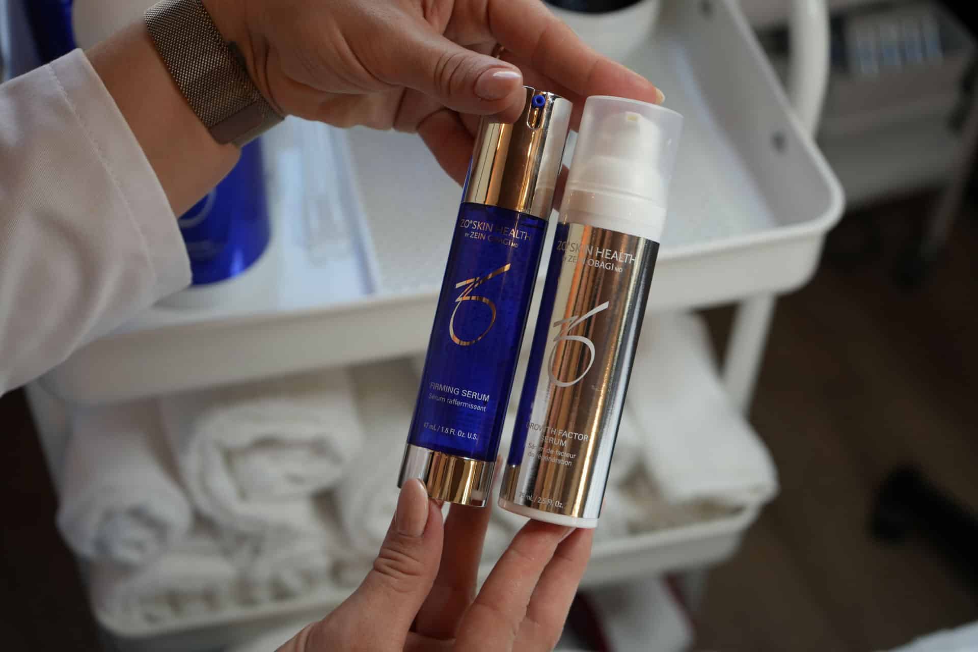 Behandler med profesjonelle hudpleieserum